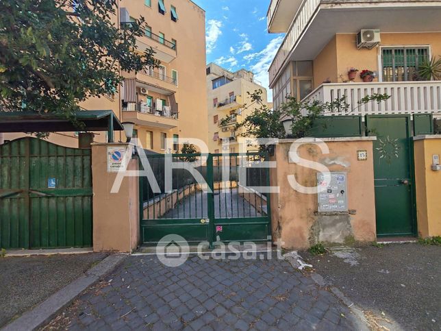 Box/posto auto in residenziale in Via Sartena 11