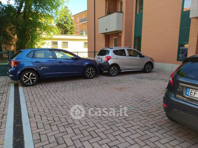 Box/posto auto in residenziale in Via di Corticella 56