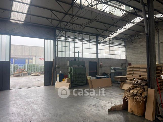 Capannone in commerciale in 