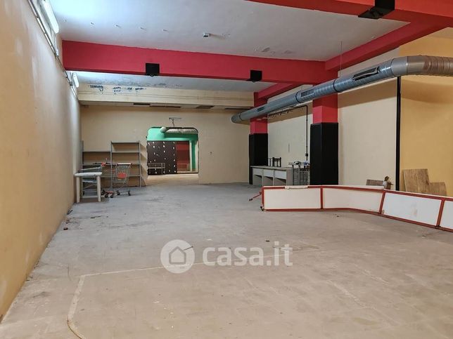 Capannone in commerciale in 