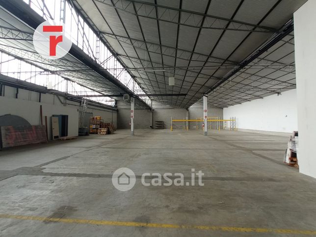 Capannone in commerciale in