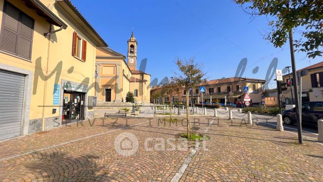 Negozio/locale commerciale in commerciale in Piazza Contardi 16