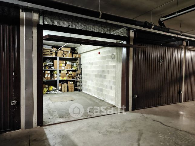 Box/posto auto in residenziale in Via Alfonso Corti 13