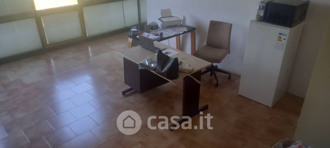 Capannone in commerciale in 