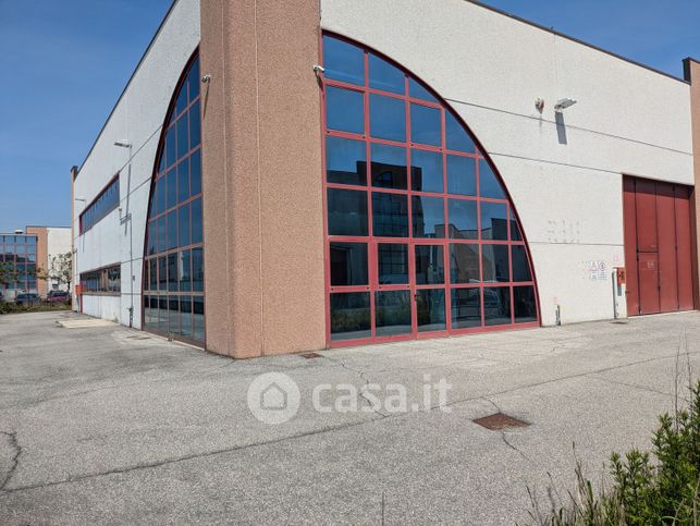 Capannone in commerciale in Via Salvella