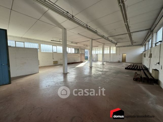 Capannone in commerciale in 