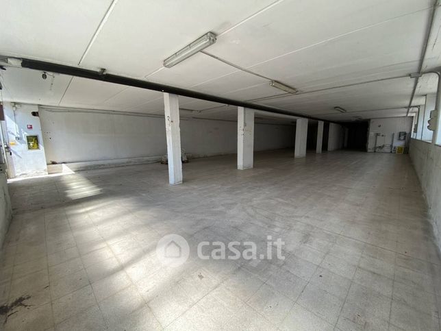 Capannone in commerciale in Via de Nicola 5