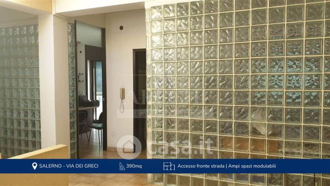 Ufficio in commerciale in 