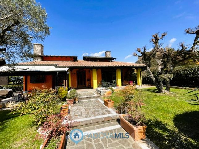 Villa in residenziale in Via Monte Cengio