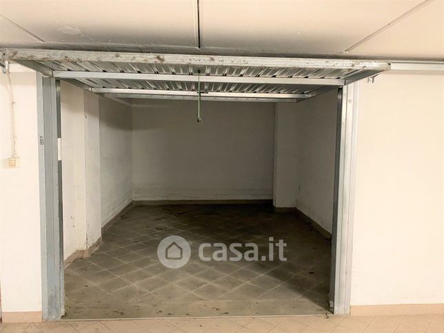 Box/posto auto in residenziale in Via Luigi Einaudi 8