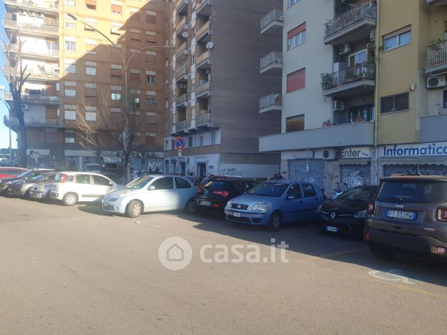 Negozio/locale commerciale in commerciale in Via Luigi Vittorio Bertarelli 12