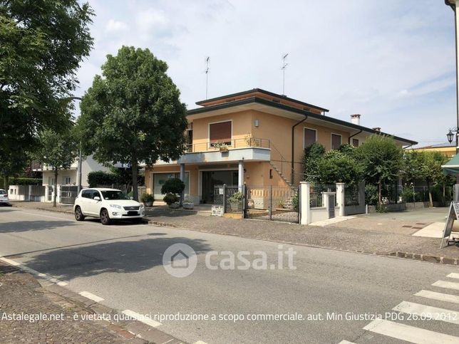 Casa indipendente in residenziale in Viale Europa 102