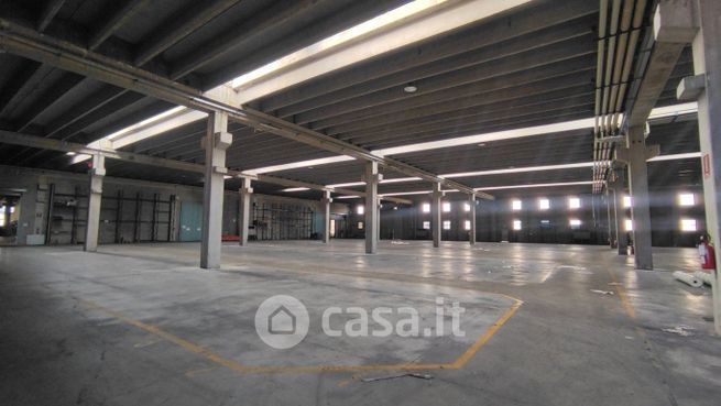 Capannone in commerciale in Via Pescarito