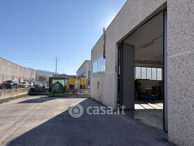 Capannone in commerciale in 