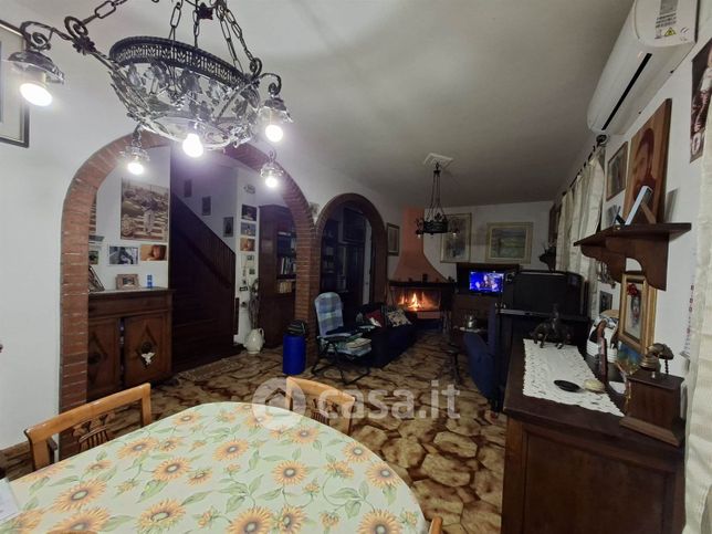 Casa indipendente in residenziale in 