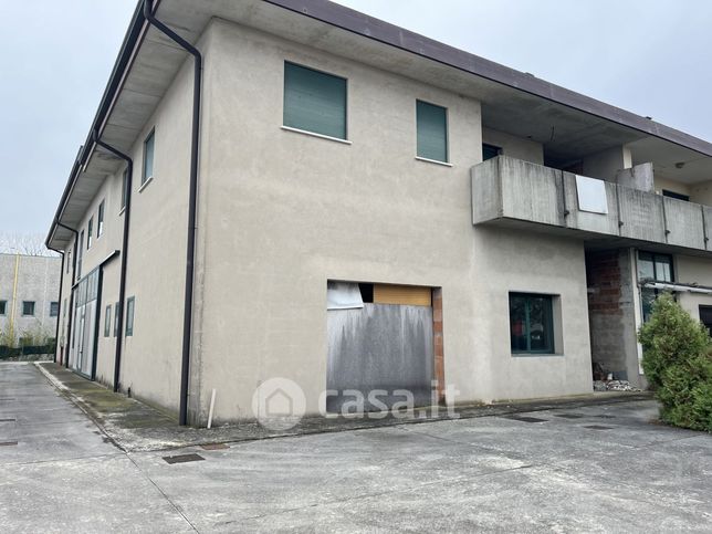Capannone in commerciale in 