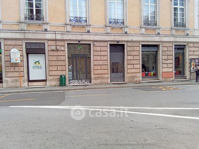 Negozio/locale commerciale in commerciale in Piazza della Nunziata 21 r