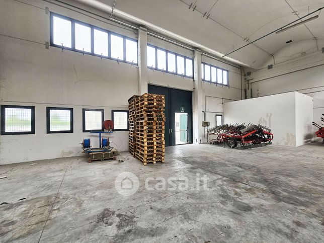 Capannone in commerciale in Via Eridano