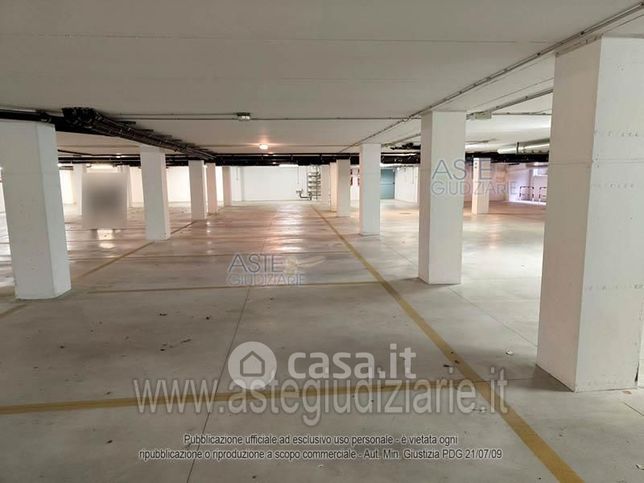 Box/posto auto in residenziale in Viale dell'Industria 5