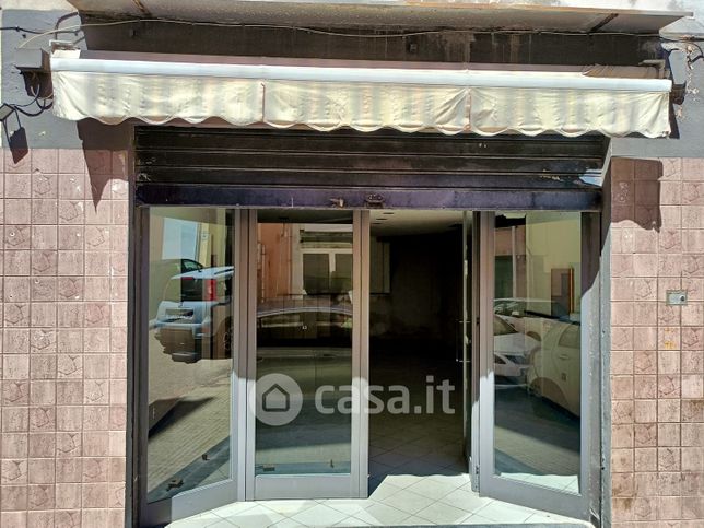 Negozio/locale commerciale in commerciale in Via Grazia Deledda 54