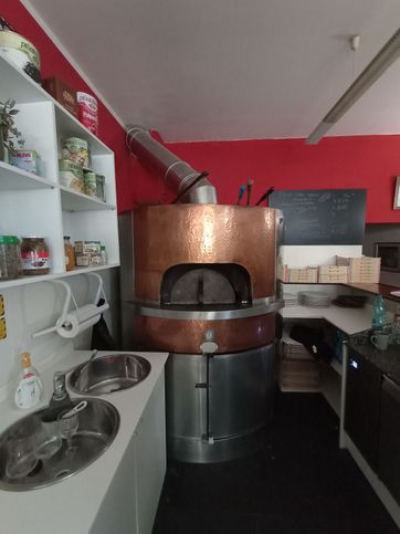Attività/licenza (con o senza mura) in commerciale in Piazza IV Novembre