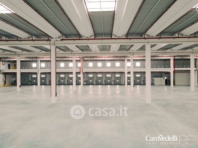 Capannone in commerciale in