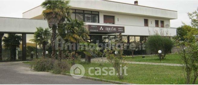 Capannone in commerciale in Via Terza Armata 22