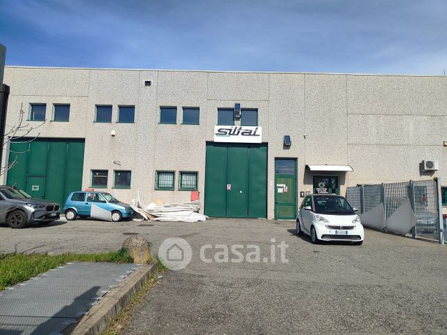 Capannone in commerciale in Via Umberto Saba