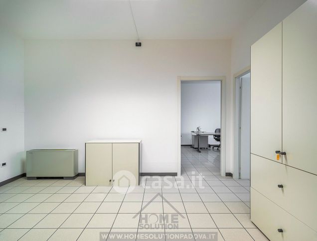 Ufficio in commerciale in Via San Crispino 72