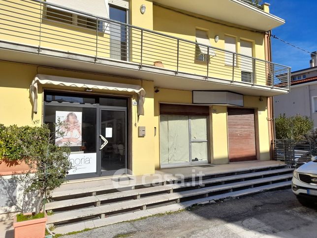 Negozio/locale commerciale in commerciale in Strada Panoramica Adriatica 92