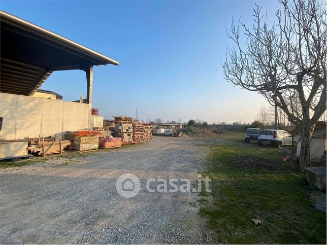 Capannone in commerciale in 