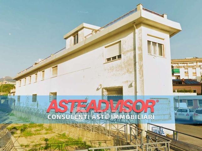 Capannone in commerciale in Lungomare Generale Armando Diaz 85