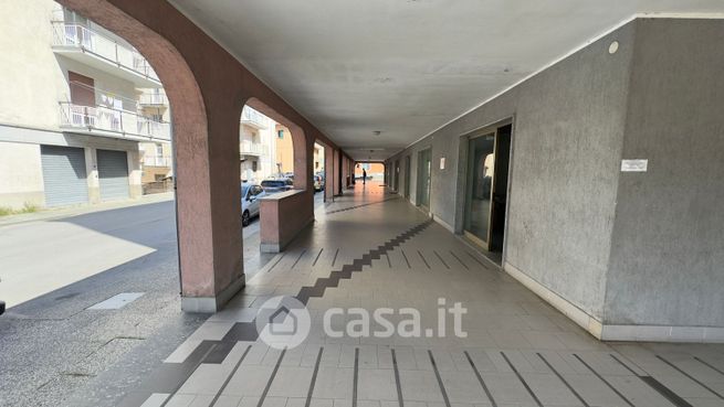 Negozio/locale commerciale in commerciale in Via Monsignor Bertolotti 76