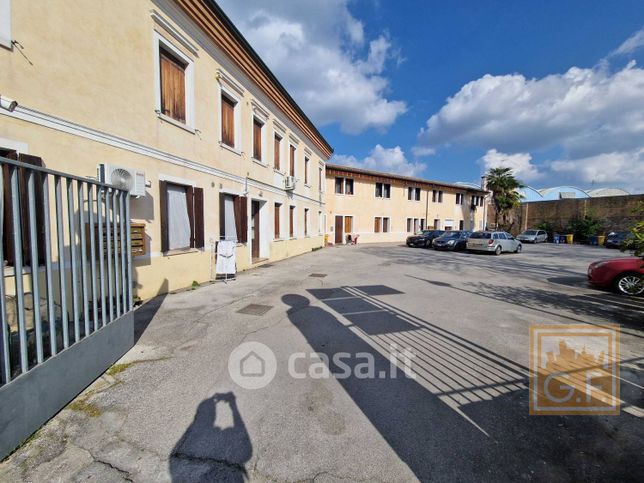 Ufficio in commerciale in Via Lazzaris 11