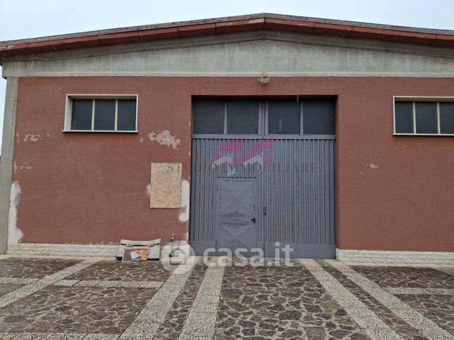 Capannone in commerciale in