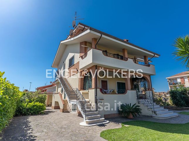Casa bi/trifamiliare in residenziale in Via Chiusi