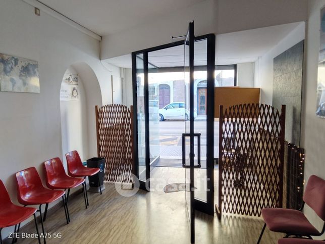 Ufficio in commerciale in 
