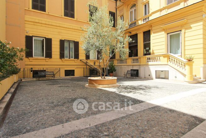 Ufficio in commerciale in Via Abruzzi 1 a