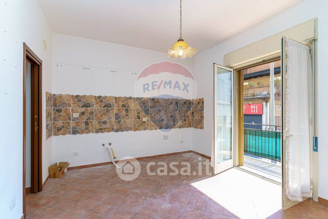 Appartamento in residenziale in Via de Caro 5