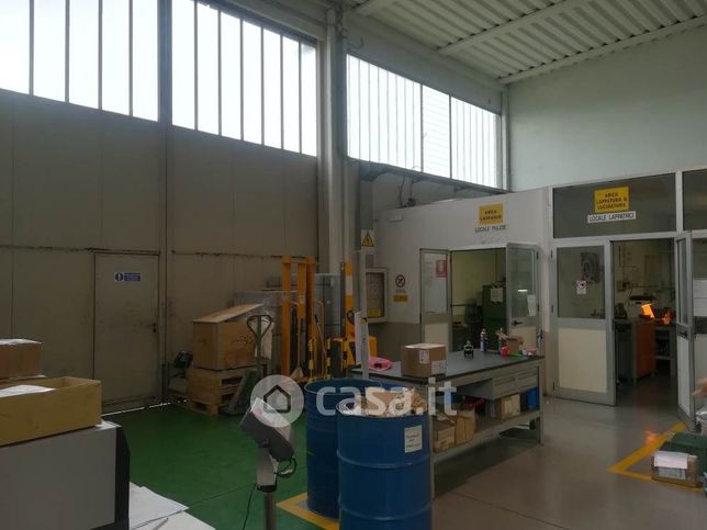 Capannone in commerciale in 