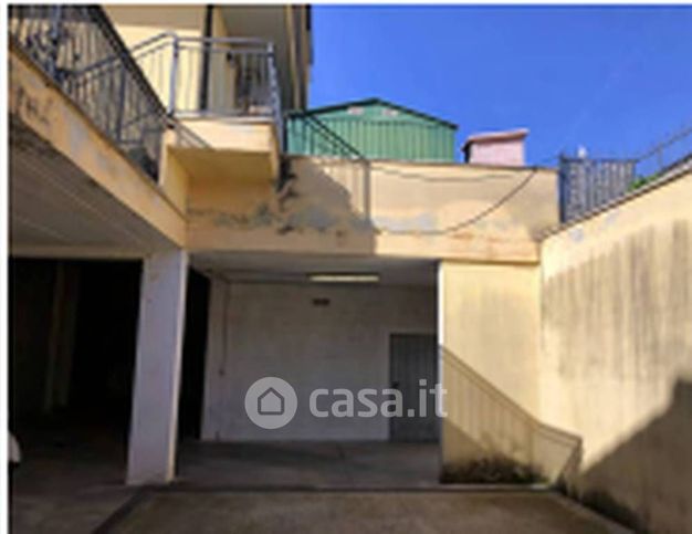 Box/posto auto in residenziale in Via delle Azalee