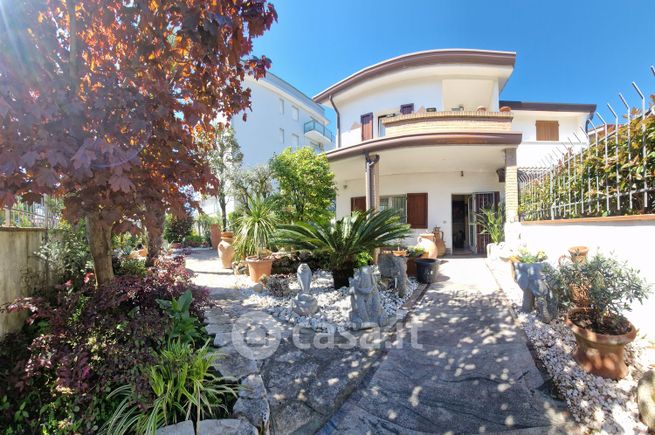 Villa in residenziale in Viale Alpi Orientali Sud