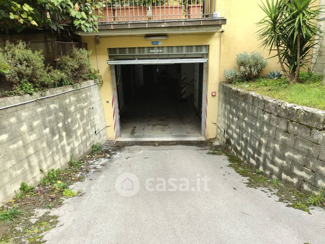 Box/posto auto in residenziale in Via Vincenzo Barra 56
