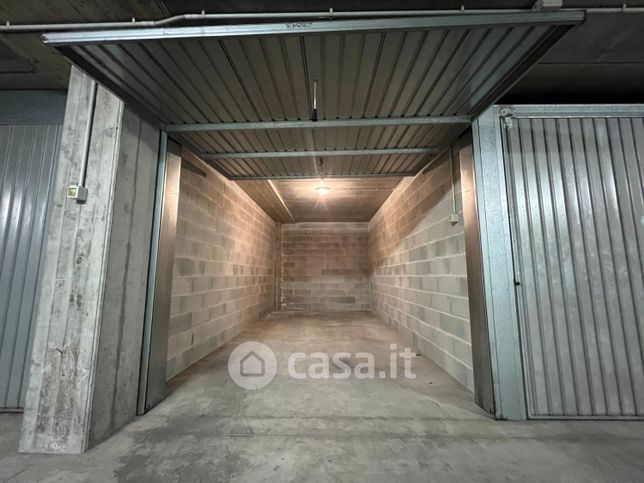 Garage/posto auto in residenziale in Via Quattro Stagioni 18