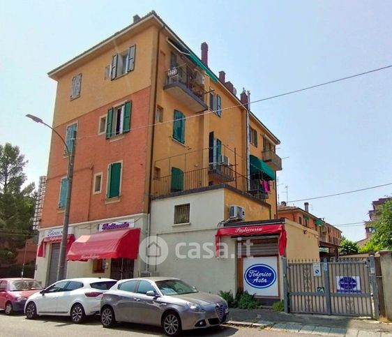 Negozio/locale commerciale in commerciale in Via Battindarno 55