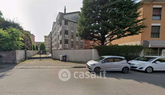 Box/posto auto in residenziale in Via Carlo Maria Maggi 18
