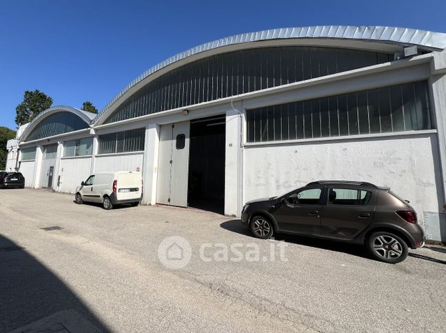 Capannone in commerciale in Via Divisione Acqui