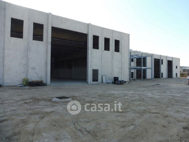 Capannone in commerciale in Via Don P. Andolfatto 68