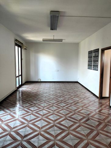 Ufficio in commerciale in Via San Tommaso