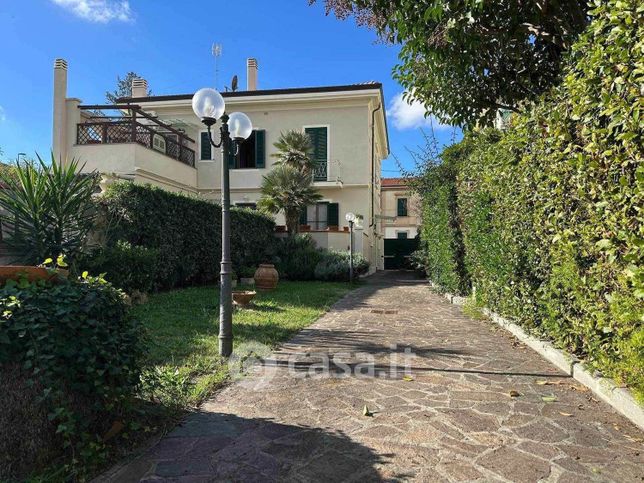Casa bi/trifamiliare in residenziale in 